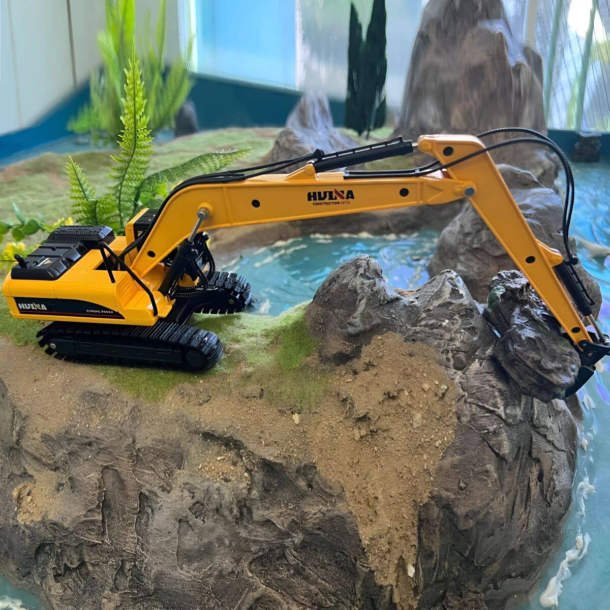 Huina 1722 1:50 Alloy Diecast Long Arm Excavator - HugmieToys