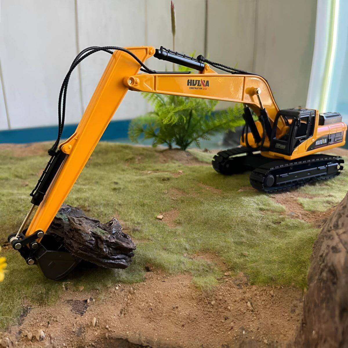 Huina 1722 1:50 Alloy Diecast Long Arm Excavator - HugmieToys