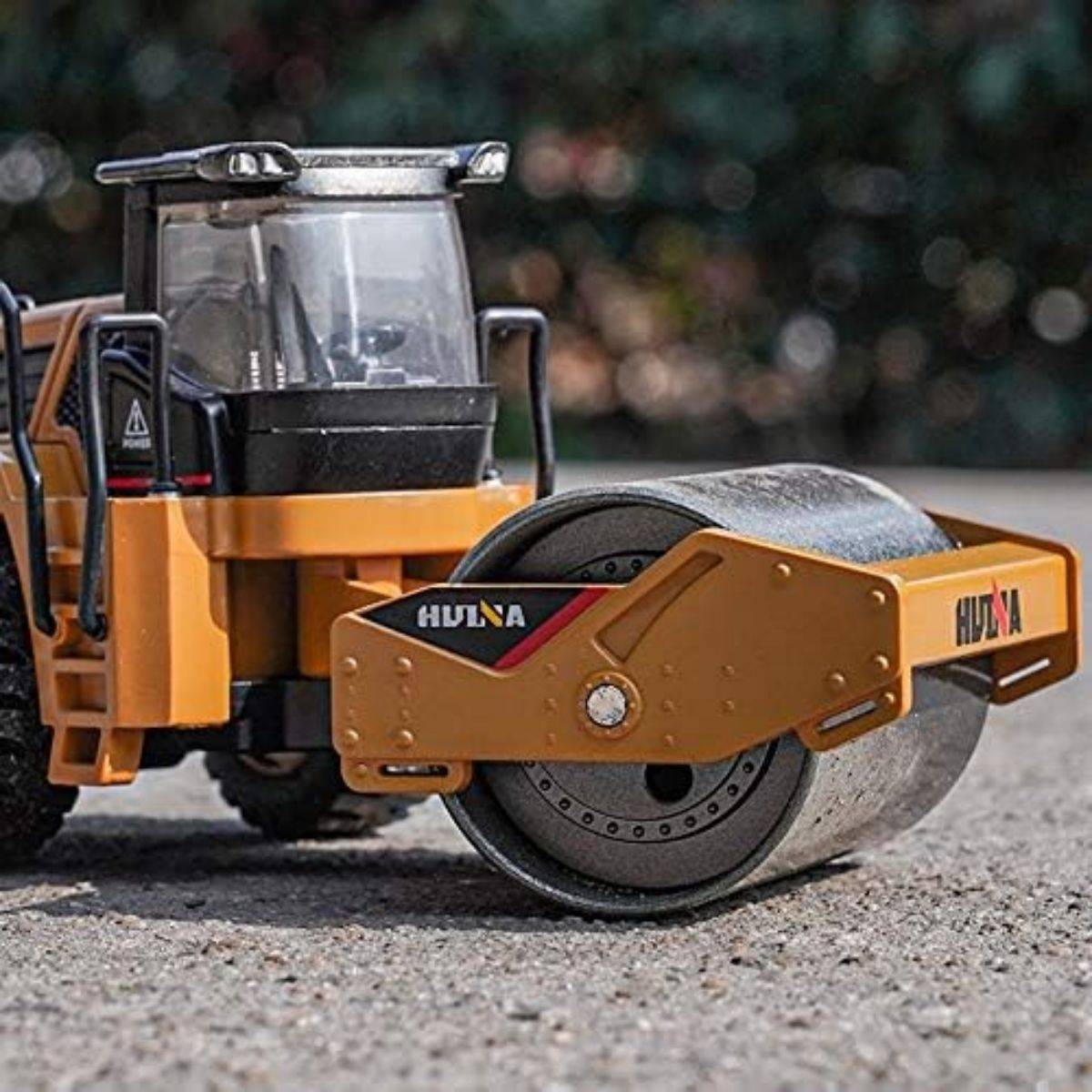Close-up of the Huina 1815 1:60 Alloy Road Roller Static Model's front roller, showcasing its high-quality metal construction and realistic design.