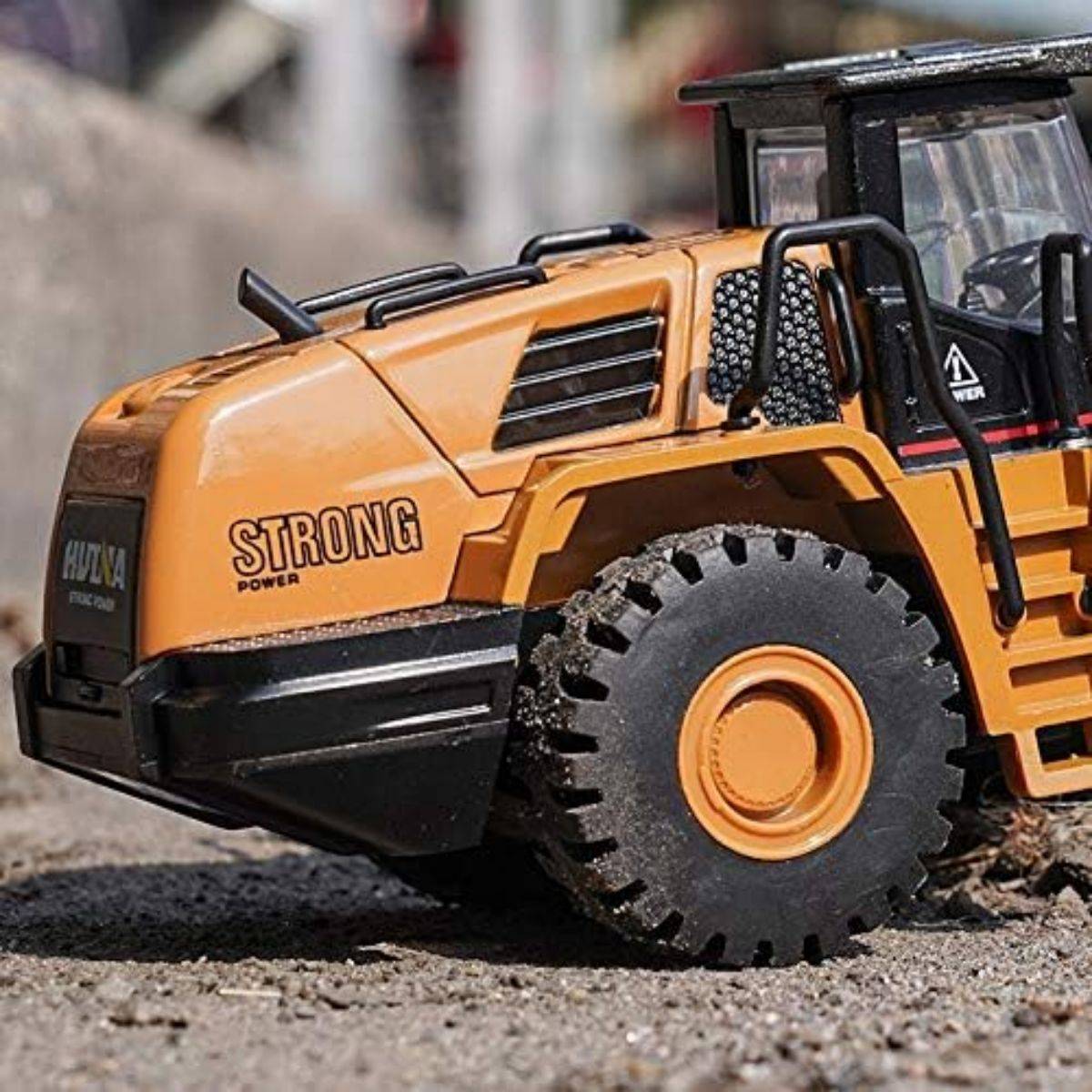 Side view of the Huina 1815 1:60 Alloy Road Roller Static Model, emphasizing its sturdy wheels and detailed exterior for an authentic look.
