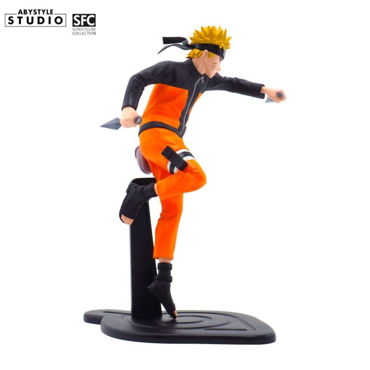 Side view of ABYstyle Studio Naruto Shippuden Naruto SFC Figure 17cm, displaying Naruto’s dynamic pose and kunai weapons on a sturdy base.