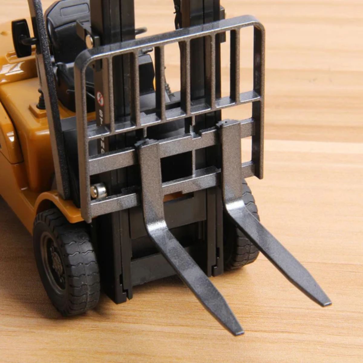 Huina 1717 1:50 Alloy Forklift Static Model - HugmieToys