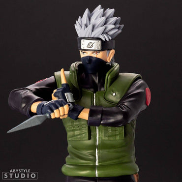 Close-up of ABYstyle Studio Naruto Shippuden Kakashi SFC Figure 16.5cm highlighting detailed sculpting, Sharingan eye, and kunai weapon.